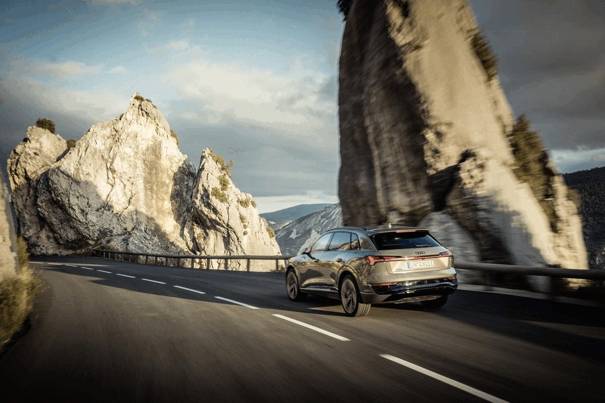El Audi e-tron se convierte en el Q8 e-tron: así será el nuevo SUV eléctrico