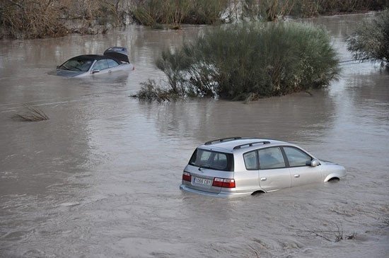 Inundaciones: Cómo actuar paso a paso si te pillan dentro del coche