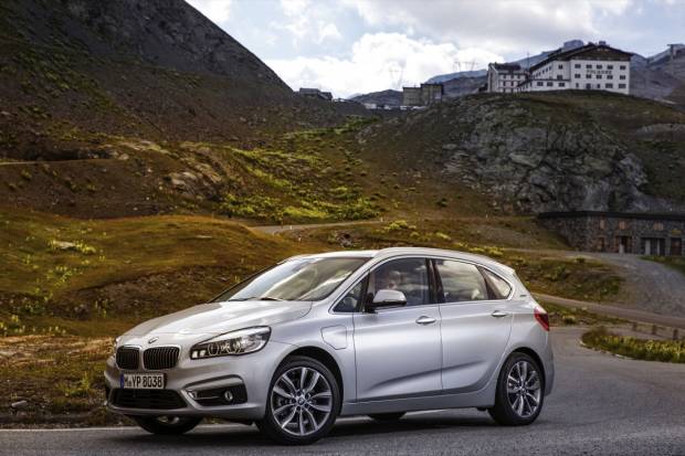 BMW 330e y Serie 2 Active Tourer 225xe: los nuevos híbridos enchufables ya tienen precio