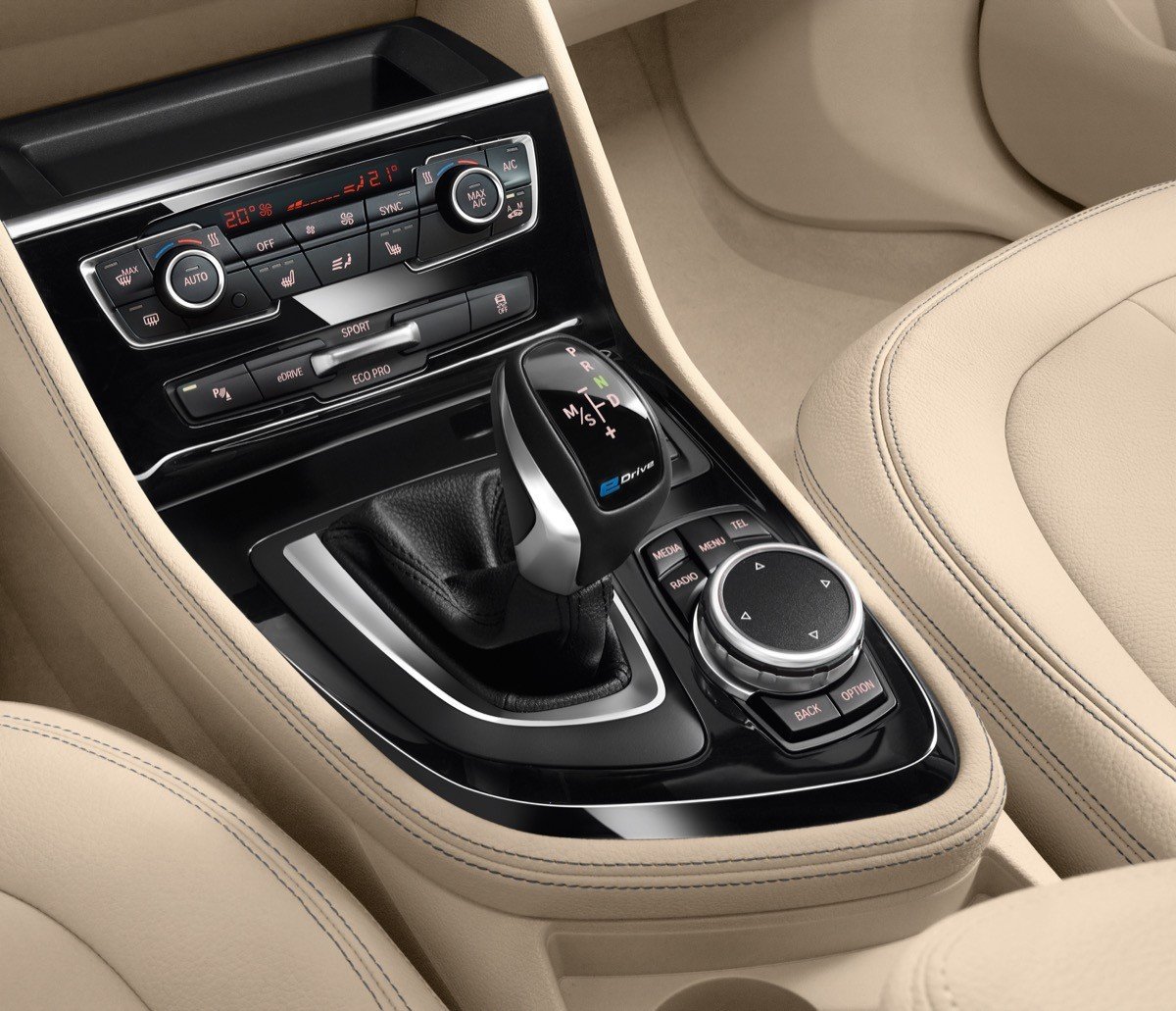 BMW 330e y Serie 2 Active Tourer 225xe: los nuevos híbridos enchufables ya tienen precio