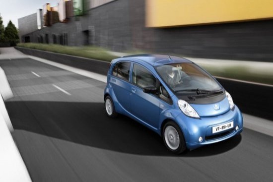 Prueba: Peugeot iOn, probamos el coche de la Reina Doña Sofía por París