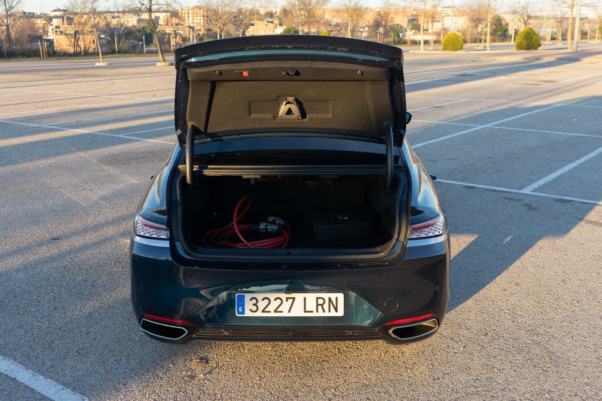 Prueba DS9, una berlina muy premium: interior, motor y opinión