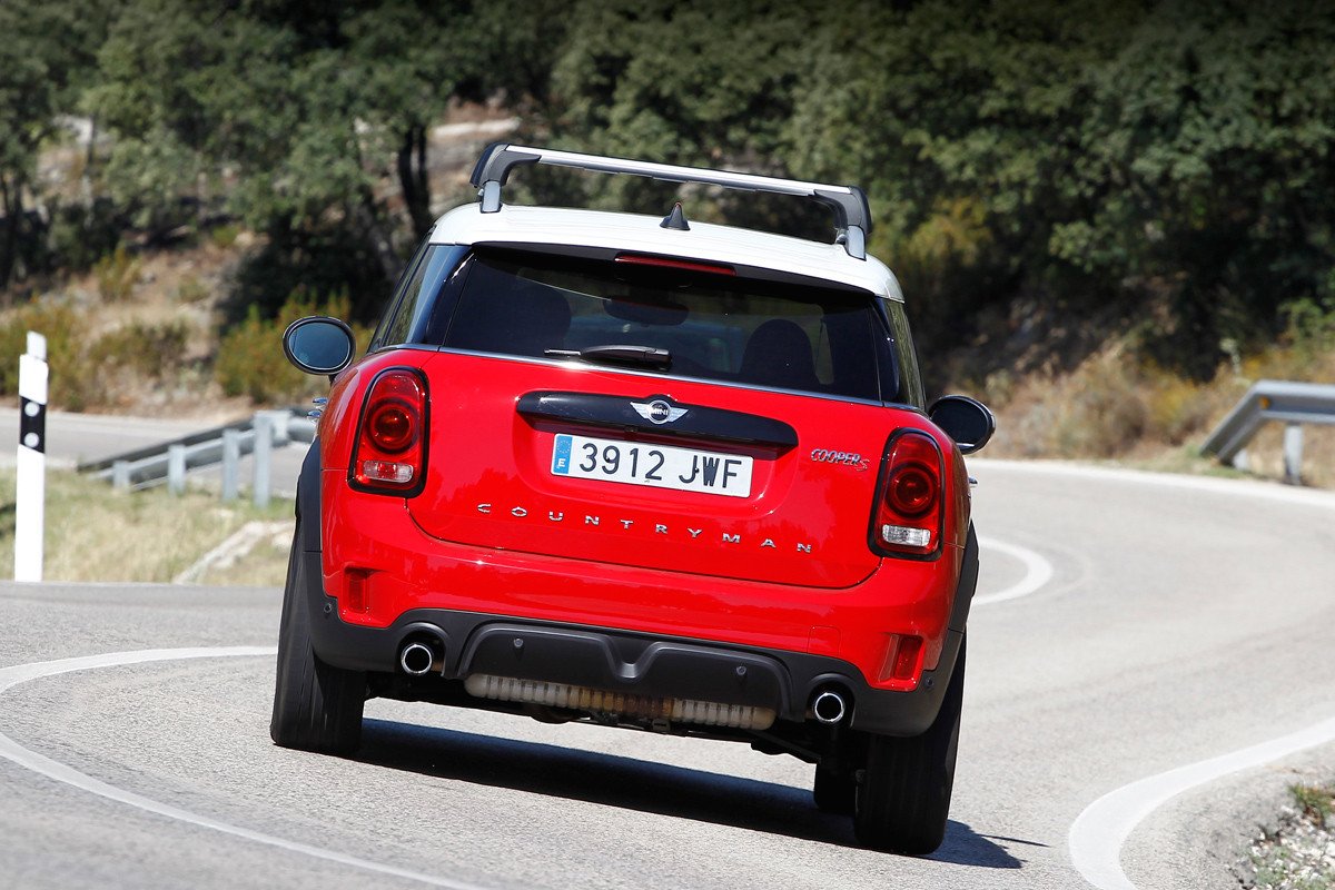 Comparativa: Volkswagen Golf GTI vs Mini Countryman Cooper S