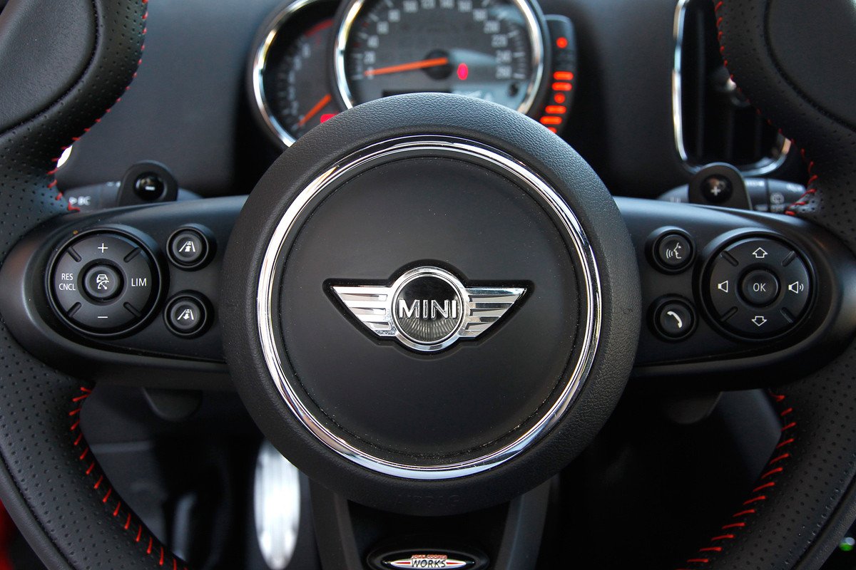Comparativa: Volkswagen Golf GTI vs Mini Countryman Cooper S
