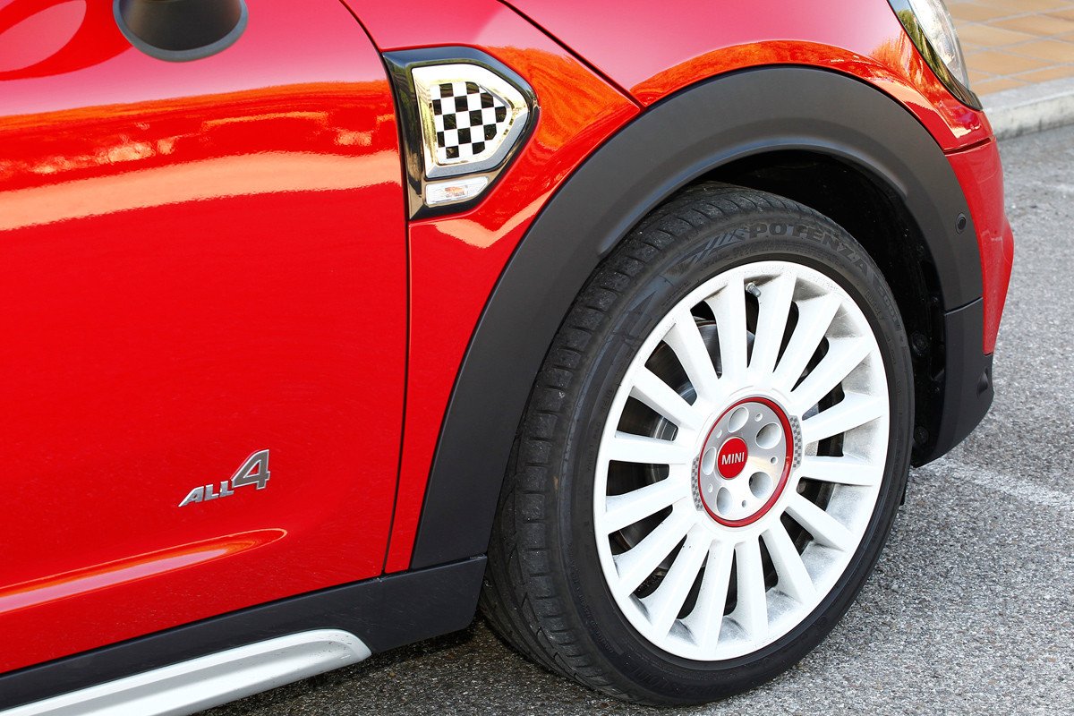 Comparativa: Volkswagen Golf GTI vs Mini Countryman Cooper S