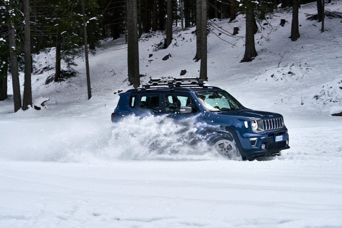 coche en nieve motor caliente