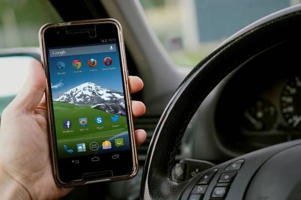 Usar el móvil en el coche se multará con 500 euros y 6 puntos