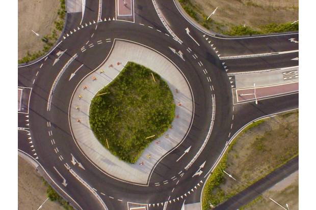 ¿Cómo hay que circular por una turborotonda?