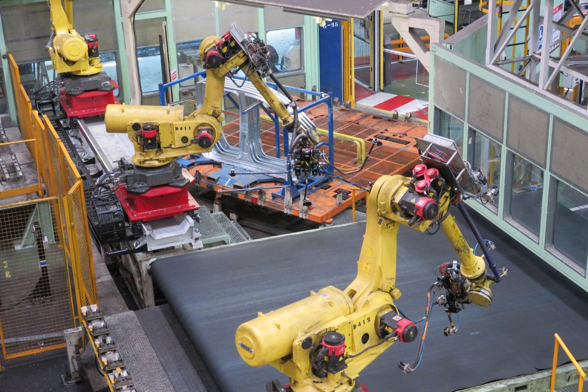 Nissan concluye su producción en Barcelona sin un futuro claro para sus plantas