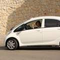 La Reina Doña Sofía con un Peugeot iOn