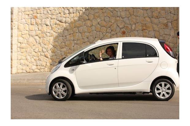 La Reina Doña Sofía con un Peugeot iOn
