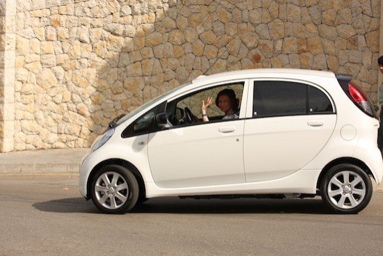 La Reina Doña Sofía con un Peugeot iOn