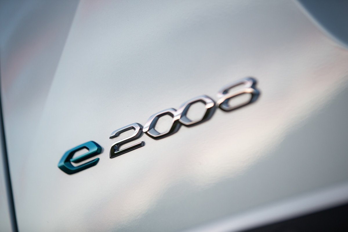 Los Peugeot e-208 y e-2008 comprados a partir de 2022 tendrán más autonomía