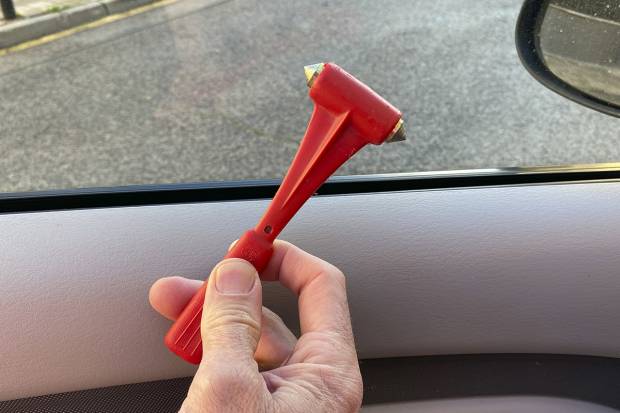 ¿De verdad hace falta llevar un martillo para romper los cristales y cortar el cinturón?
