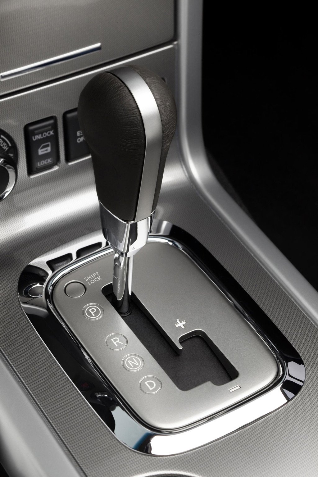 El Nissan Navara mejora su equipamiento para 2015