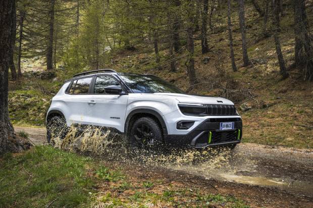 Nuevo Jeep Avenger 4xe: la esperada versión 4x4 con motor híbrido y etiqueta ECO