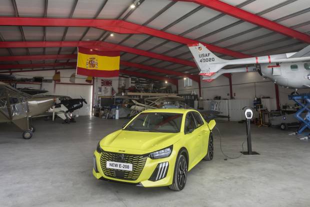 Peugeot E-208, un homenaje a los 40 años del Peugeot 205