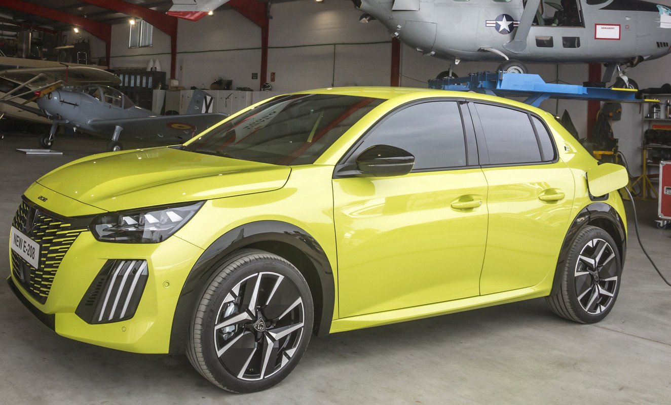 Peugeot E-208, un homenaje a los 40 años del Peugeot 205