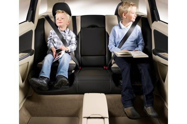¿Cómo llevo al niño en el coche, en sentido contrario o a favor de la marcha?