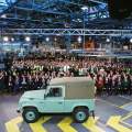 El último Land Rover Defender sale de la planta de Solihull
