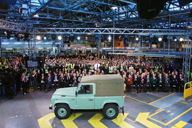 El último Land Rover Defender sale de la planta de Solihull