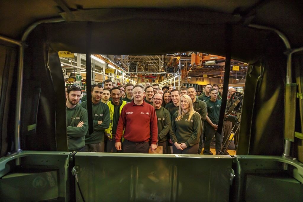 El último Land Rover Defender sale de la planta de Solihull