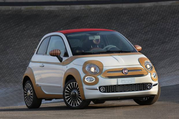 Un Fiat 500 solidario con cuero en la carrocería