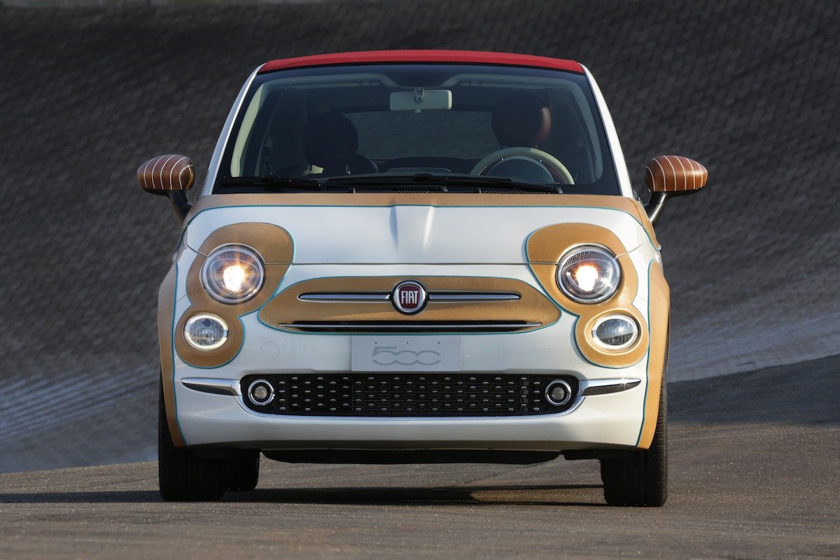 Un Fiat 500 solidario con cuero en la carrocería