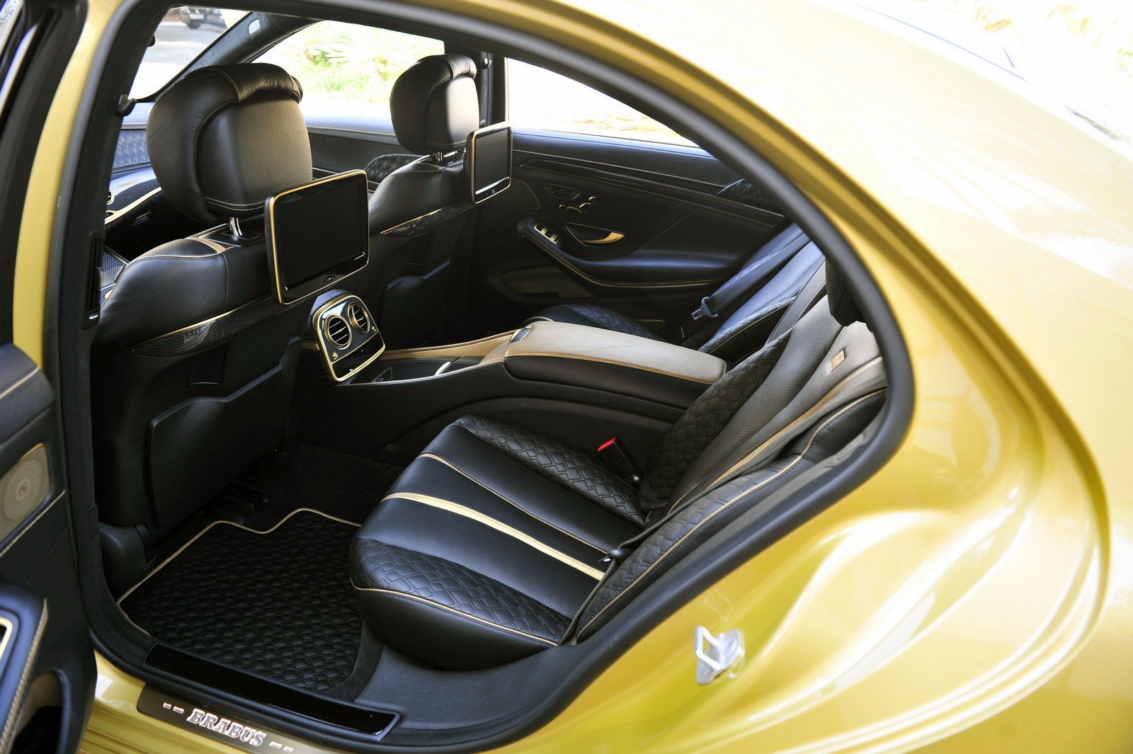 Así es el extremo Brabus Rocket 900 Desert Gold Edition