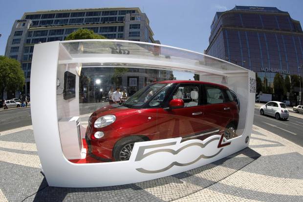 Fiat expondrá un 500L en la Puerta de Alcalá dentro de una caja