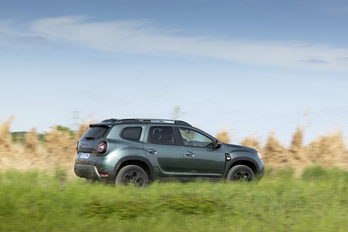 Dacia Duster de culo en carretera