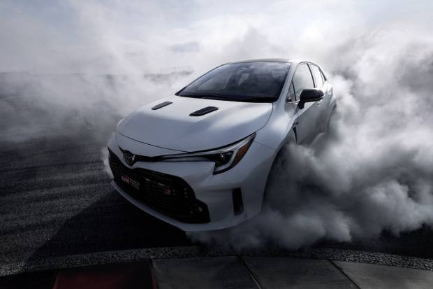 Toyota presenta el GR Corolla haciendo drift: 304 CV y tracción total