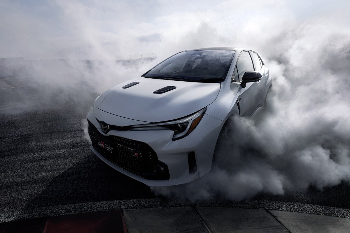 Toyota presenta el GR Corolla haciendo drift: 304 CV y tracción total