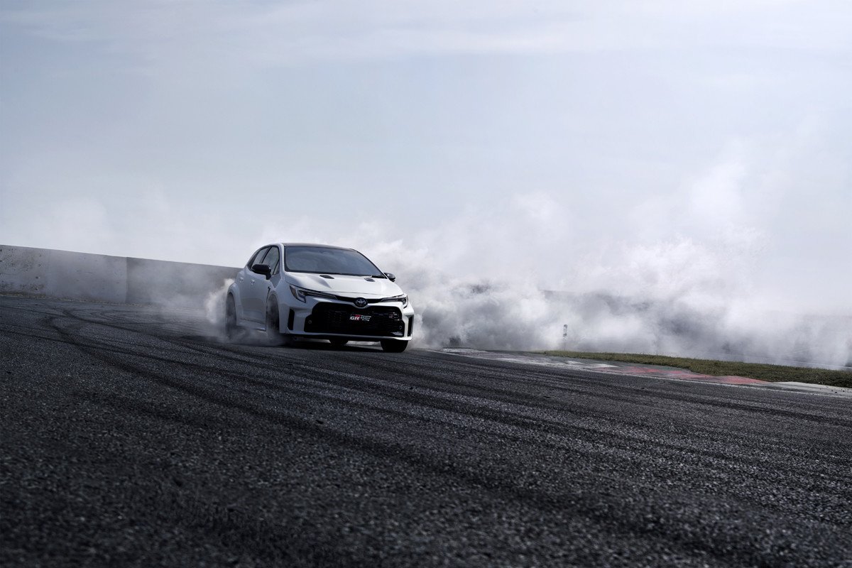 Toyota presenta el GR Corolla haciendo drift: 304 CV y tracción total