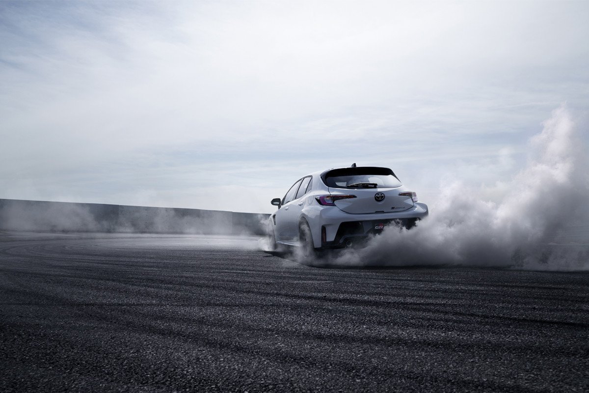Toyota presenta el GR Corolla haciendo drift: 304 CV y tracción total