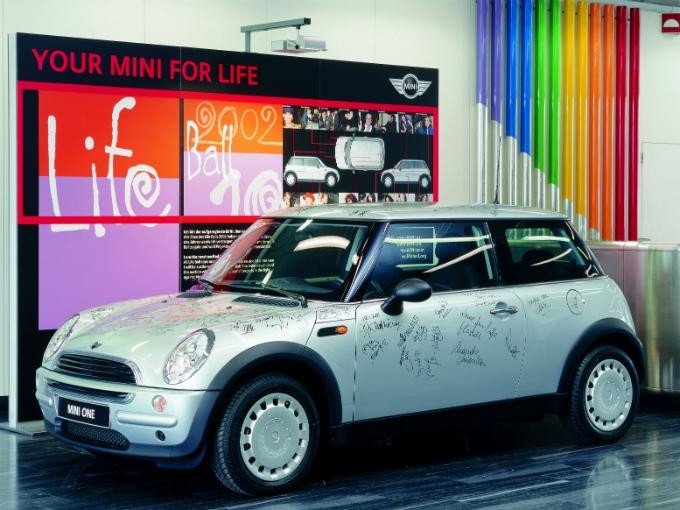 Life Ball Viena 2013: a subasta el MINI Paceman por Roberto Cavalli