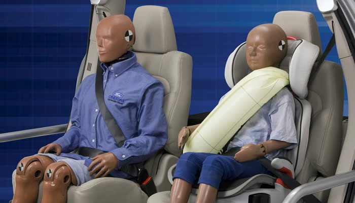 Ford se atreve con el primer airbag de cinturón.