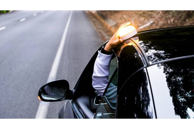 La DGT sustituye los triángulos por luces de emergencia