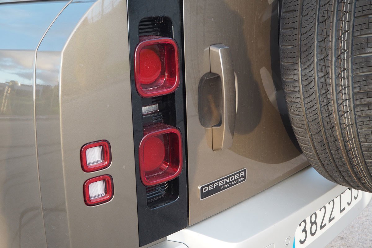 Prueba y opinión del Land Rover Defender P300: el todoterreno se refina