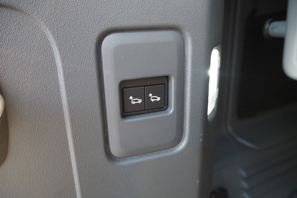 Prueba y opinión del Land Rover Defender P300: el todoterreno se refina