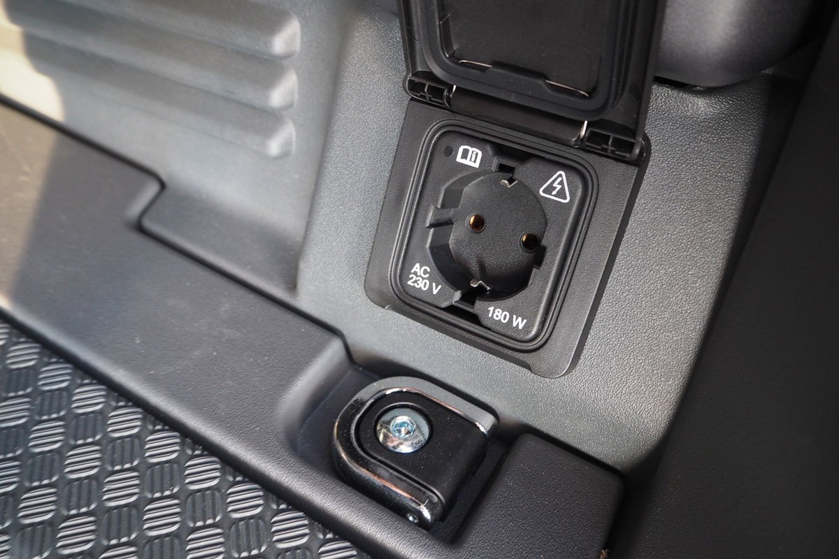 Prueba y opinión del Land Rover Defender P300: el todoterreno se refina
