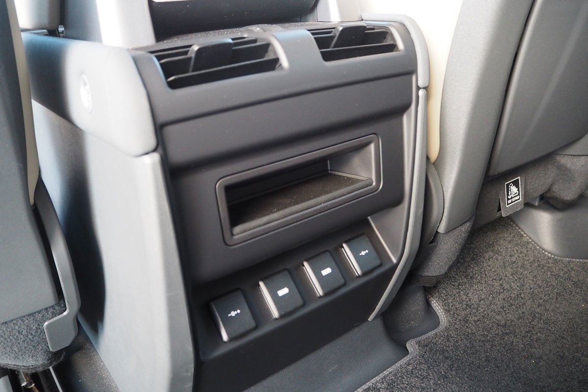 Prueba y opinión del Land Rover Defender P300: el todoterreno se refina