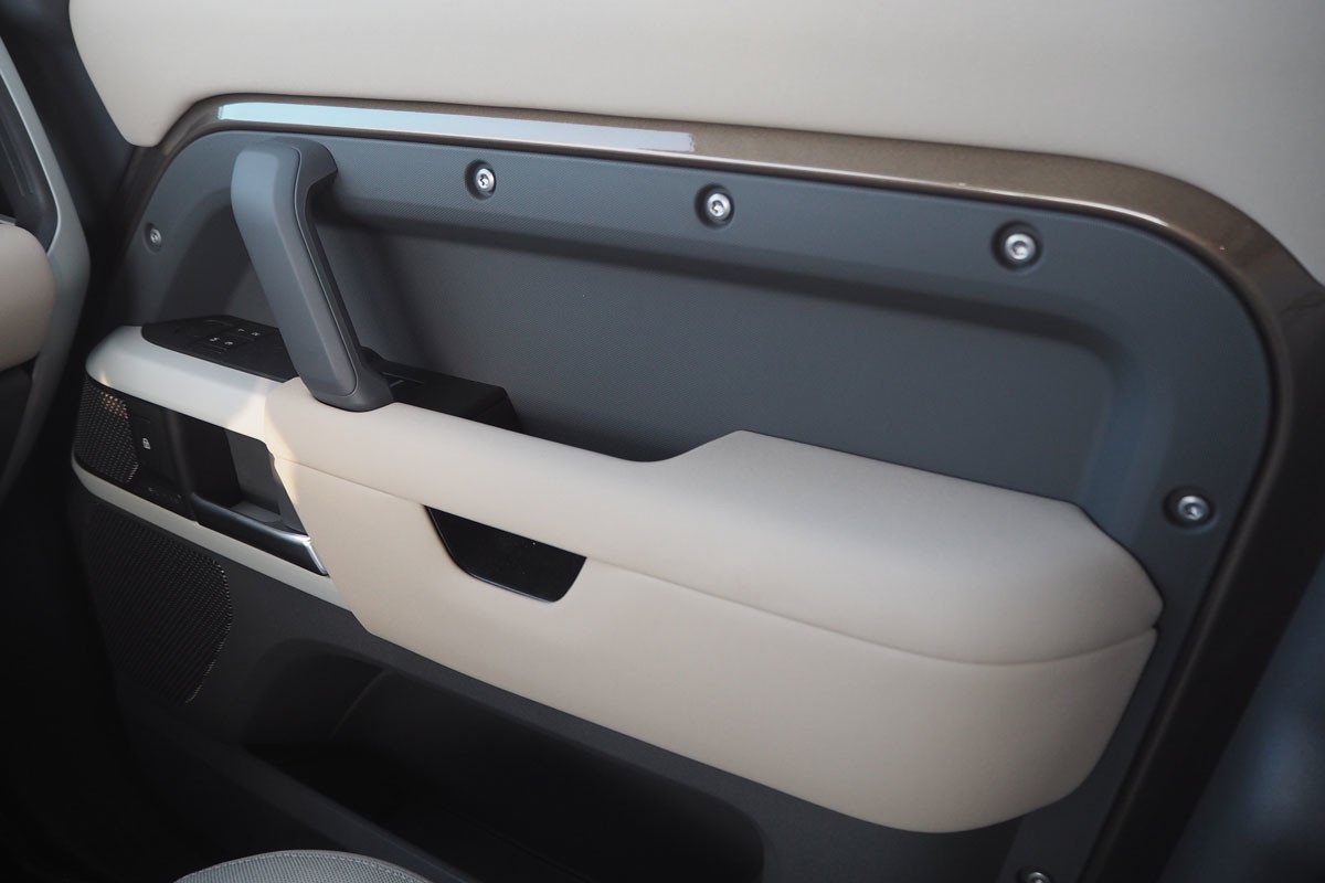 Prueba y opinión del Land Rover Defender P300: el todoterreno se refina