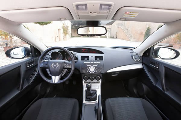 Dudo entre un VW Golf TDI y un Mazda 3 CTRD