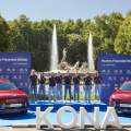 Las jugadoras del Atlético de Madrid reciben sus nuevos Hyundai Kona en Neptuno
