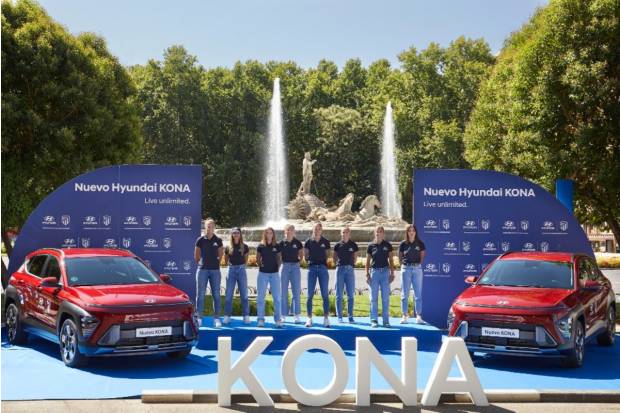 Las jugadoras del Atlético de Madrid reciben sus nuevos Hyundai Kona en Neptuno