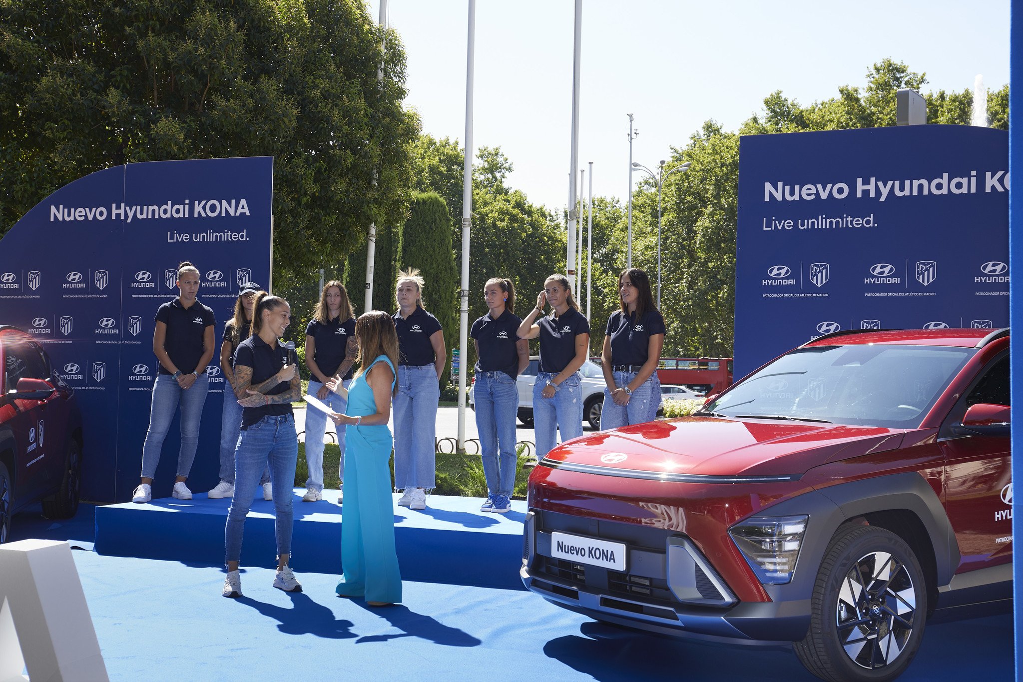 Las jugadoras del Atlético de Madrid reciben sus nuevos Hyundai Kona en Neptuno
