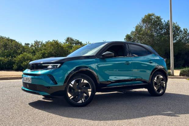 Prueba Opel Mokka 2025: leves pero importantes cambios del SUV urbano también eléctrico