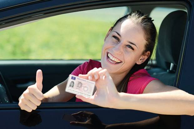 Carnet de conducir caducado, ¿tengo que examinarme de nuevo?