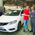 Iniesta visita la fábrica de Nissan y se lleva el primer Pulsar